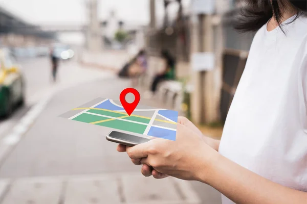 Sanal GPS haritası tutan kadın elleri