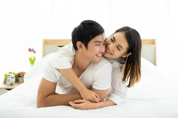 若いアジアのカップルのロマンチックな瞬間 朝二人でベッドの上で恋をしている バレンタインコンセプト — ストック写真