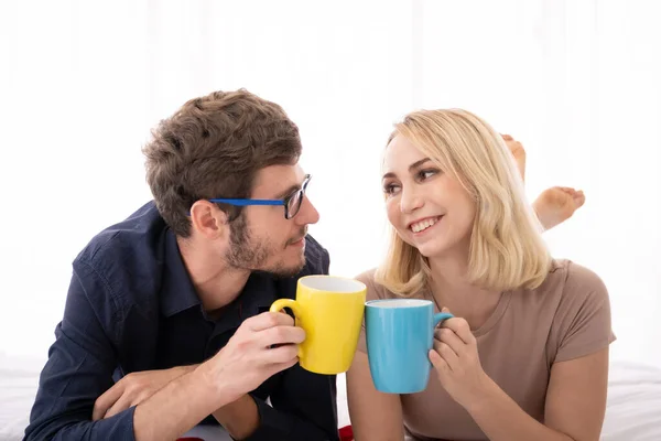 Romantisches Kaukasisches Junges Paar Genießt Morgens Gemeinsam Schlafzimmer Kaffee Trinken — Stockfoto
