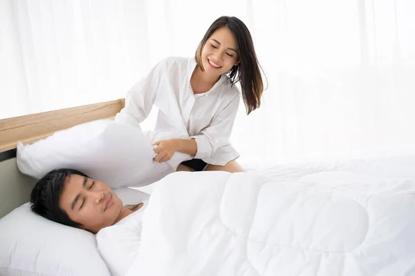 Feleség Üti Férje Hogy Alszik Ágyon Párna Vidám Boldog Pár — Stock Fotó