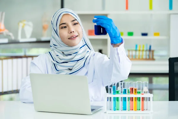 アジアの若いイスラム教徒の科学者は 病院の実験室で化学実験をテストする 研究室での専門医薬品化学者の調査と実験 — ストック写真