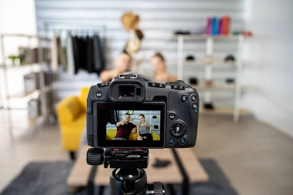 İki Kafkas video blogcusu (Vlog) içeriğini canlı olarak İnternet üzerinden paylaşıyor. Mutlu çift kameranın önünde konuşuyor ve videolarını sosyal ağda paylaşıyorlar..