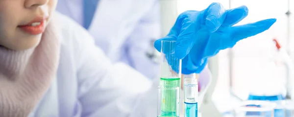 Asian Muslim Chemical Scientists Doing Chemical Scientific Experiment Analysis Laboratory — Stock Photo, Image