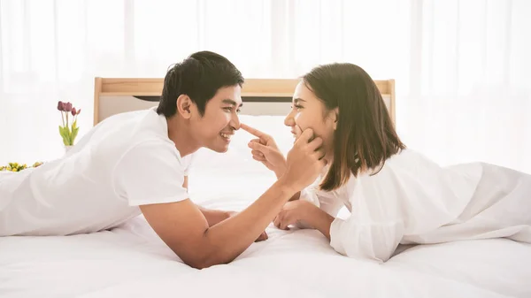 Drôle Romantique Portrait Couple Asiatique Dans Chambre Coucher Avec Lumière — Photo