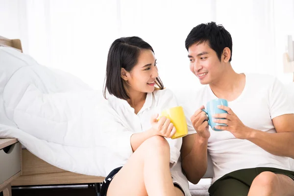 Asiatisches Junges Paar Beim Morgendlichen Kaffee Badzimmer Konzept Der Freizeit — Stockfoto