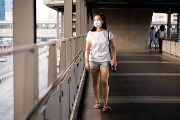 Mujer Asiática Pie Junto Carretera Ciudad Contaminada Totalmente Con Polvo — Foto de Stock