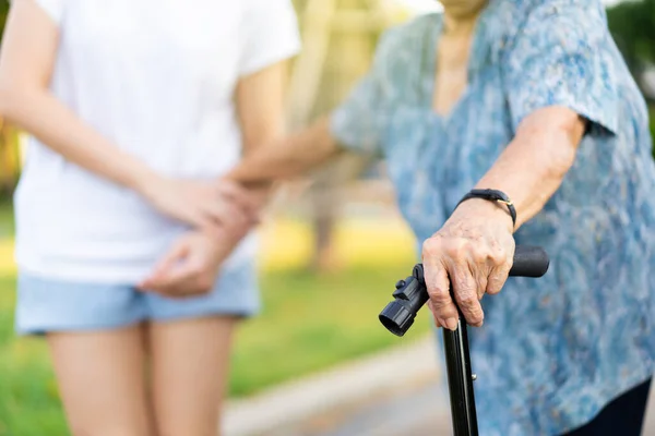 Nipote Assiste Nonna Cui Età Quasi Anni Esercizio Camminando Parco — Foto Stock