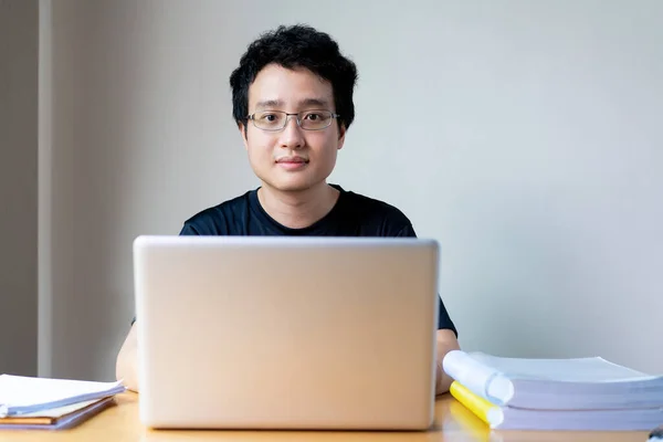 Retrato Joven Empresario Asiático Trabajando Desde Casa Durante Período Cuarentena — Foto de Stock