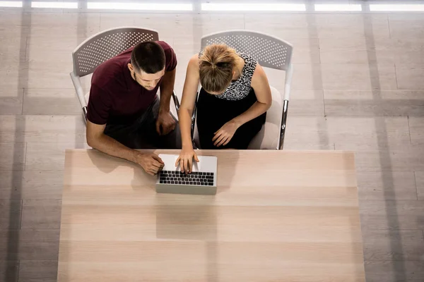 Kaukasische Zakenmensen Werken Samen Tafel Kantoorruimte — Stockfoto