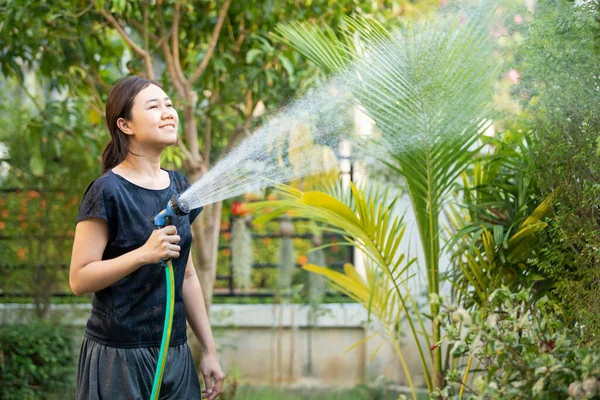 Wanita Asia Cantik Menyiram Tanaman Kebun Belakang Rumahnya Wanita Menuangkan — Stok Foto