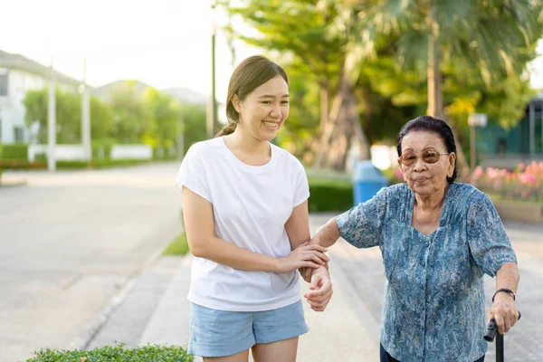 Nipote Assiste Nonna Cui Età Quasi Anni Esercizio Camminando Parco — Foto Stock