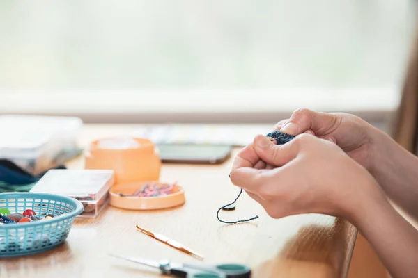 Mujer Joven Que Pasa Tiempo Libre Con Hobby Artesanía Mujer —  Fotos de Stock