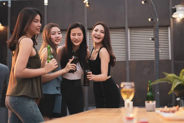 Группа Людей Вечеринке Празднование Вместе Белым Вином Счастливые Азиатские Люди — стоковое фото