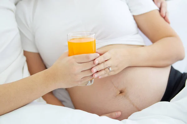 Retrato Família Asiático Encantador Marido Ternamente Dando Suco Laranja Para — Fotografia de Stock