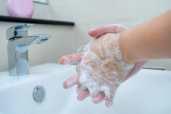 Frau Wäscht Sich Die Hände Mit Flüssiger Handwaschseife Zum Schutz Stockfoto