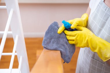 Temizlikçi merdivenleri alkol ve sıvı temizlik solüsyonu kullanarak temizliyor. Covid-19 koruma konsepti, günlük hayatta her zaman temizlik malzemesi. Sağlık ve Sağlık Hizmetleri.