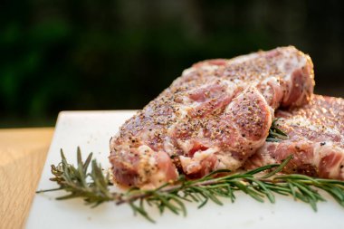 Biberiyeli, zeytinyağlı ve fotokopi alanına yakın bir plastik tabakta çiğ domuz bifteği. Karabiberli domuz bifteği ve viski restorantta popüler bifteklerden biridir..