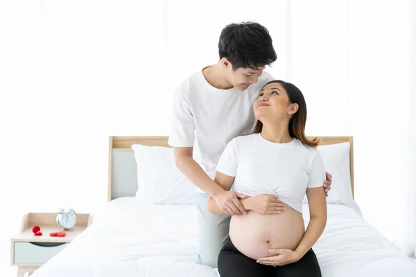 아시아의 스러운 남편과 아내의 초상화 아내는 임신중이다 남편은 부드럽게 껴안고 — 스톡 사진