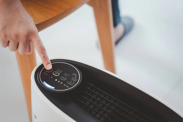 Asiatisk Kvinna Kopplar Vardagsrummet Medan Den Moderna Bärbara Luftrenaren Arbetar — Stockfoto