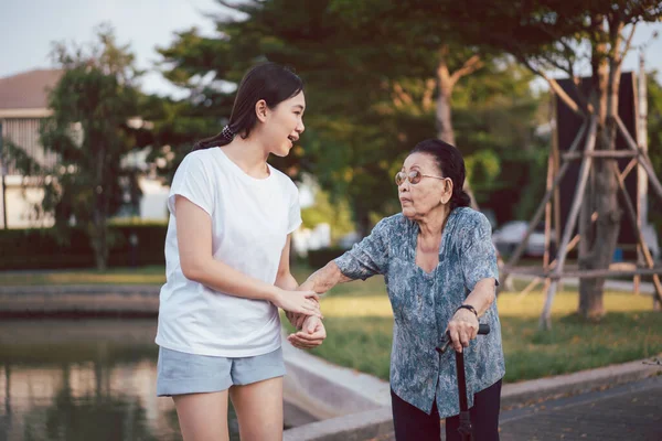 Nipote Assiste Nonna Cui Età Quasi Anni Esercizio Camminando Parco — Foto Stock