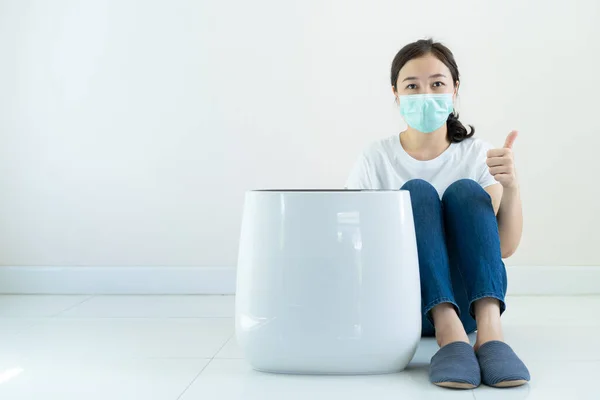 Beautiful Asian Woman Wearing Protective Face Mask Sitting Modern Portable — Stock Photo, Image