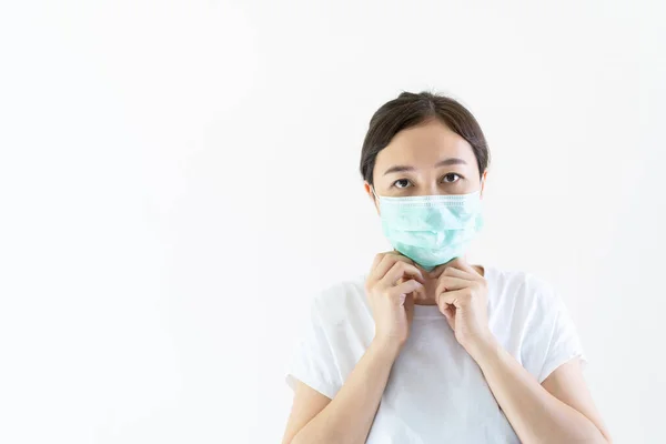 Азиатская Молодая Привлекательная Женщина Носит Защитную Гигиеническую Маску Лице Защитить — стоковое фото