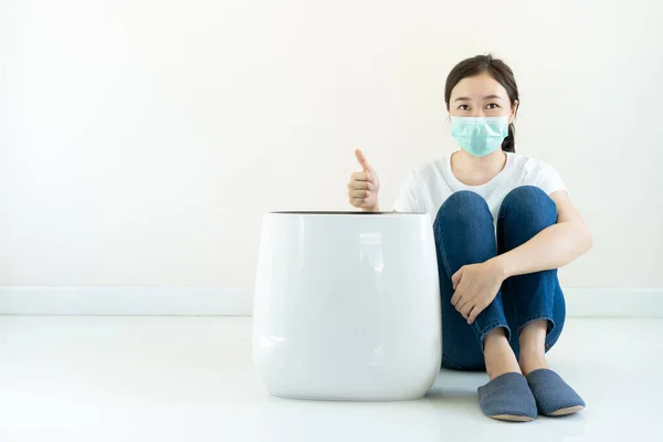 Beautiful Asian Woman Wearing Protective Face Mask Sitting Modern Portable — Stock Photo, Image