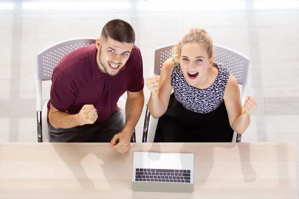 Kafkasyalı genç iş adamları mutlu duygular içinde, yukarıdan çekiliyorlar. Batılı iş adamı ve kadın ofislerinde birlikte çalışıyorlar. İyi bir iş arkadaşı konseptiyle iyi bir takım çalışması..