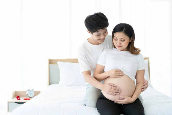아시아의 남편과 아내의 초상화 아내는 임신중이다 남편은 부드럽게 껴안고 아내를 — 스톡 사진