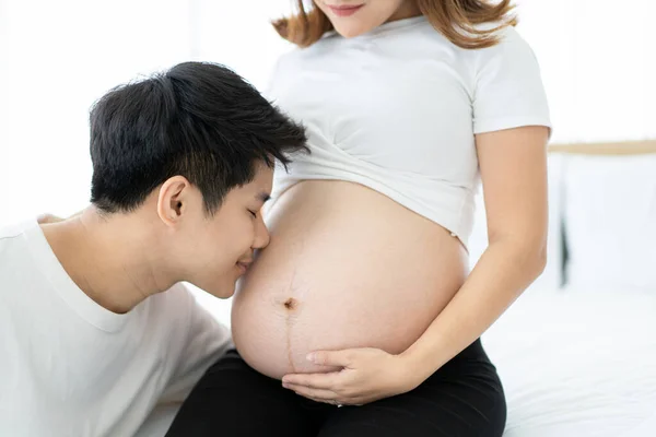 Aziatische Vrolijke Man Vrouw Portret Zijn Vrouw Zwangerschap Echtgenoot Knuffelen — Stockfoto