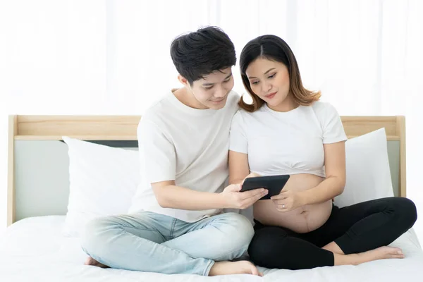 Esposo Esposa Românticos Usando Tablet Cama Quarto Para Sobrancelhas Procurar — Fotografia de Stock