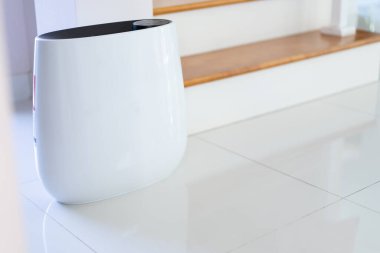 Taşınabilir bir evdeki modern hava temizleyici, yerleşim alanındaki havayı temizlemek ve daha iyi bir atmosfer yaratmak için hava temizleyici kullanıyor. Kopyalama alanı ile fotoğraf.