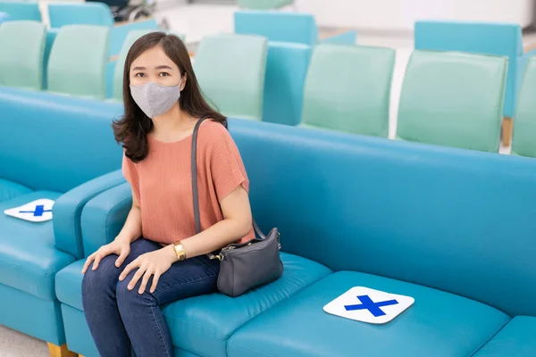 Ázsiai Higiéniai Védőmaszkkal Arcán Egy Kanapén Kórházban Egy Szociális Távolsági — Stock Fotó