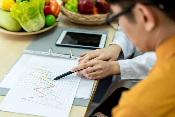 Jonge Aziatische Man Komt Naar Voedingsdeskundige Het Ziekenhuis Praat Dieet — Stockfoto