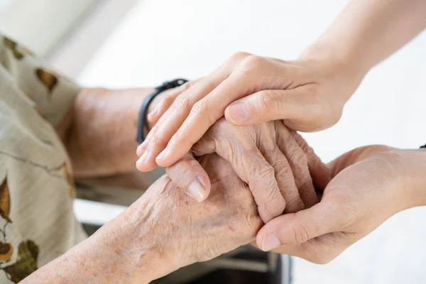 Giovane Nipote Prendersi Cura Della Nonna Con Tenerezza Cura Mani — Foto Stock