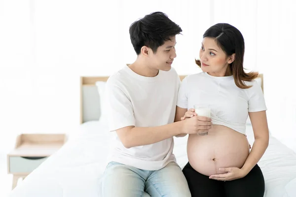 Adorável Casal Asiático Cuidando Juntos Sua Casa Marido Cuidando Sua — Fotografia de Stock