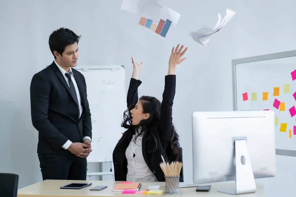 Boos Senior Manager Agressief Schreeuwen Haar Underling Omdat Hij Zijn — Stockfoto