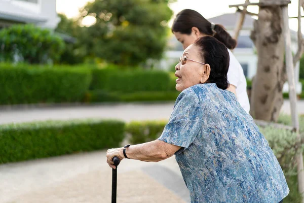 Nipote Assiste Nonna Cui Età Quasi Anni Esercizio Camminando Parco — Foto Stock