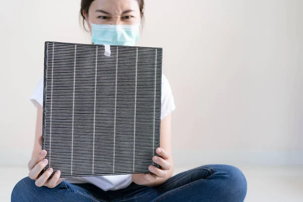 Asiatisk Kvinna Bär Hygienisk Skyddande Ansiktsmask Byte Smutsigt Luftfilter Luftrenaren — Stockfoto