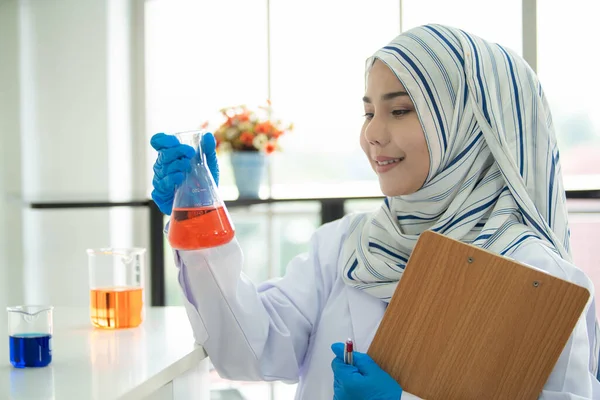 Asian Young Muslim Scientist Testing Chemical Experiment Hospital Laboratory Professional — Stock Photo, Image