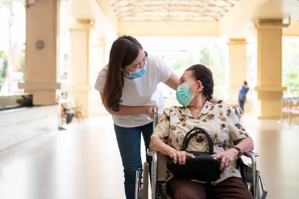 Joven Nieto Asiático Cuidando Abuela Sentada Silla Ruedas Abuela Casi — Foto de Stock