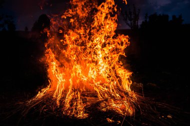 Gece yangın parlak yandı