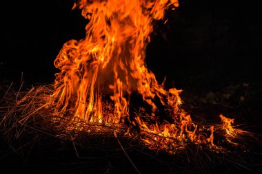 Gece yangın parlak yandı