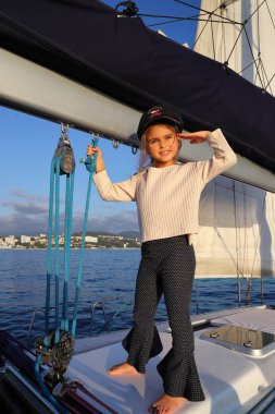 Denizci üniforması giyen küçük kız çocuğu