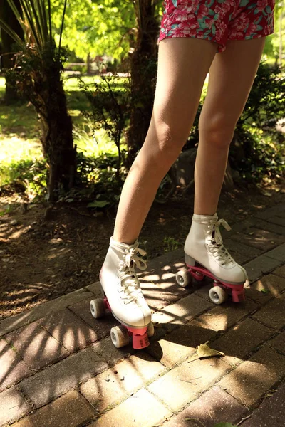 Chica en los rodillos — Foto de Stock