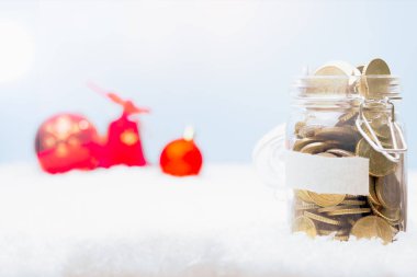 Kar kış manzara Noel süsleme dekorasyon arka plan, mali tasarruf kavramı ile kavanoza tam para