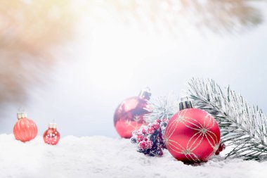 Noel süsleme dekorasyon soyut resim parlak mavi arka plan kış kar ile tebrik kartı tasarımı için