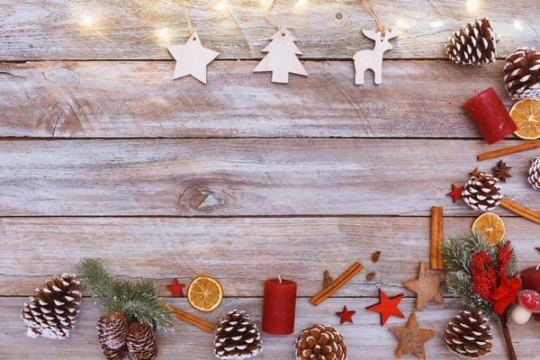 カオス アレンジ クリスマスと冬にビューの上コピー スペースを含む軽鎖を輝かせて テーブル装飾 — ストック写真
