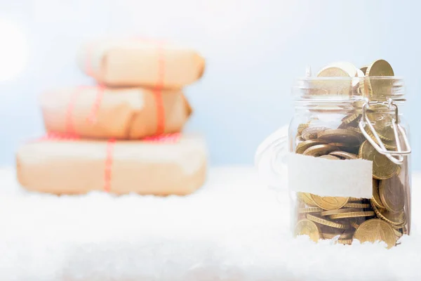全钱罐子在雪冬风景与圣诞节装饰装饰背景 财政储蓄概念 — 图库照片