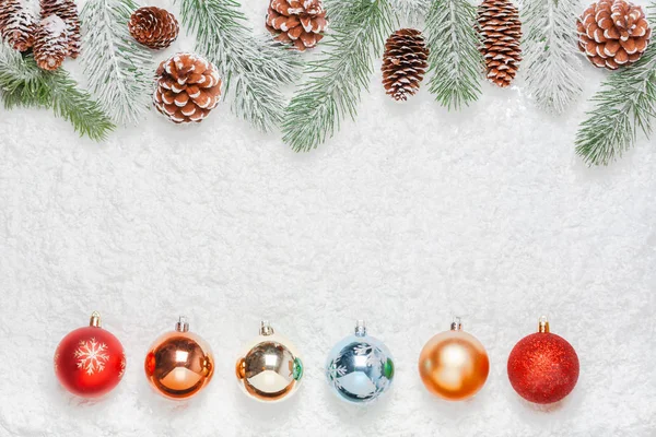 高角クリスマス装飾テーブル自然の要素や組織も飾り 上からフラット レイアウト装飾 — ストック写真